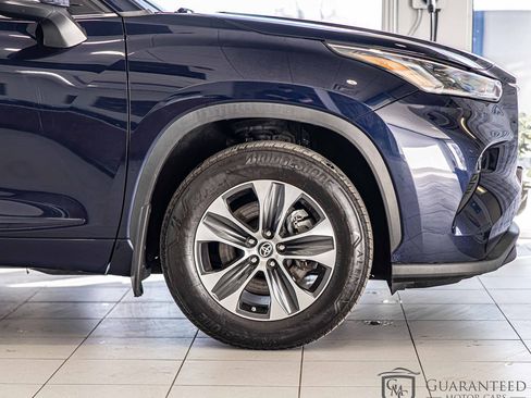 Used 2021 Toyota Highlander XLE AWD/4WD image 11