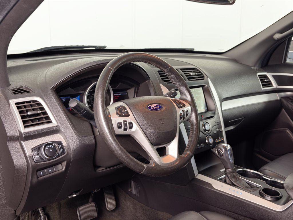 Used 2015 Ford Explorer XLT w/ Equipment Group 202A FWD image 4