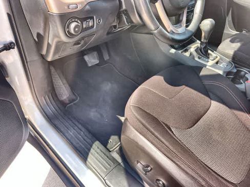 Used 2016 Jeep Cherokee 75th Anniversary FWD image 3