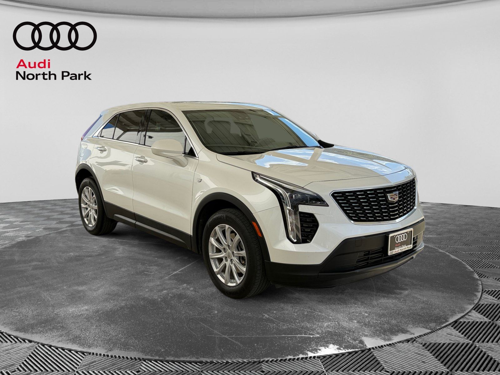 Used 2023 Cadillac XT4 Luxury w/ Cold Weather Package FWD image 7
