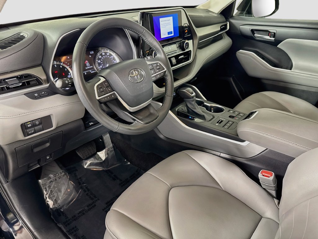 Used 2023 Toyota Highlander XLE AWD/4WD image 19
