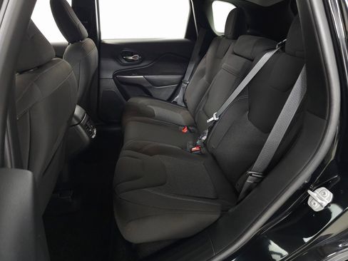 Used 2019 Jeep Cherokee Latitude w/ Popular Appearance Group image 27