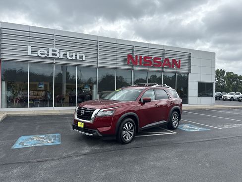 Used 2022 Nissan Pathfinder SL image 1