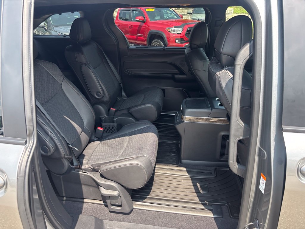 Used 2026 Toyota Sienna Platinum AWD/4WD image 12
