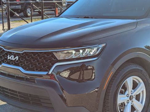 Used 2023 Kia Sorento LX image 6