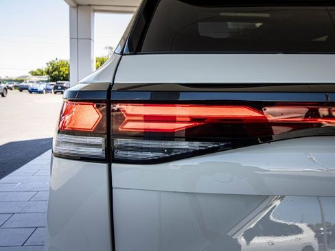 New 2026 Volkswagen Tiguan SE R-Line FWD image 16