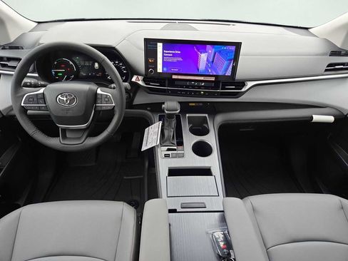 New 2026 Toyota Sienna XLE FWD image 5