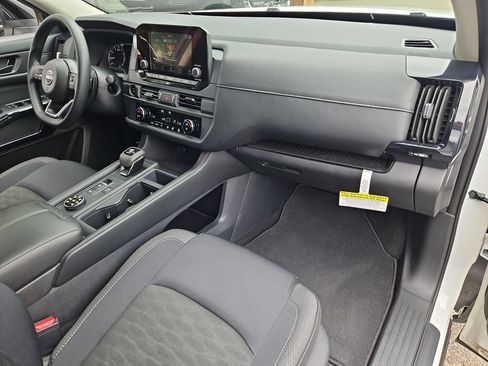 Used 2025 Nissan Pathfinder S AWD/4WD image 17