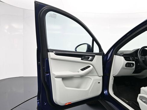 Certified 2024 Porsche Macan AWD/4WD image 16