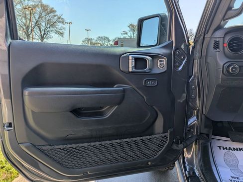 Used 2025 Jeep Wrangler Unlimited Rubicon w/ Convenience Group image 11