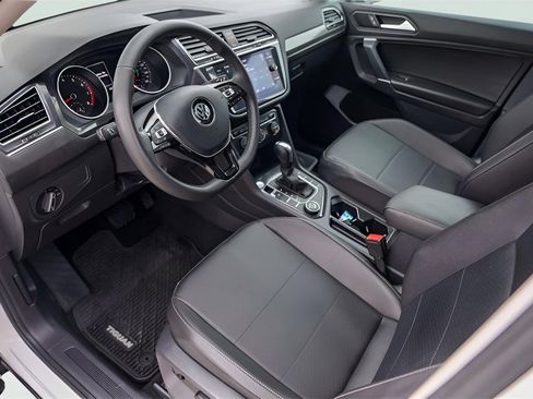 Used 2020 Volkswagen Tiguan SE w/ Panoramic Sunroof Package image 13