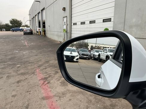 Used 2025 Nissan Kicks SV image 17