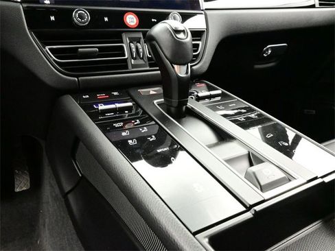 Certified 2023 Porsche Macan S image 11