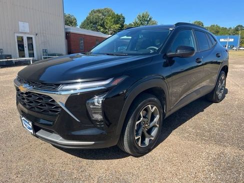 Used 2025 Chevrolet Trax LT FWD image 3