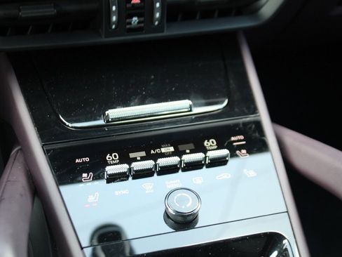 Used 2025 Porsche Cayenne image 23