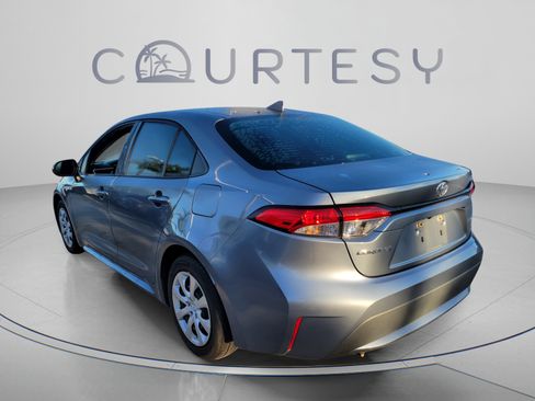 Used 2021 Toyota Corolla LE FWD image 2