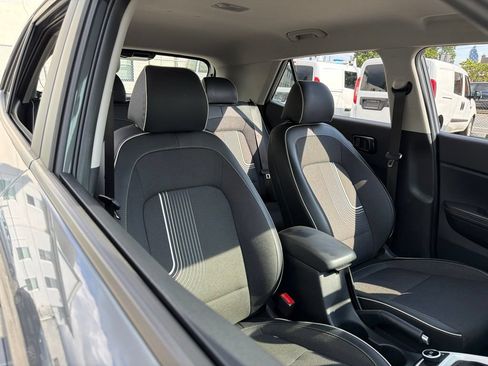 Used 2025 Hyundai Venue Limited FWD image 11