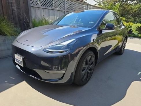 Used 2024 Tesla Model Y Long Range AWD/4WD image 1