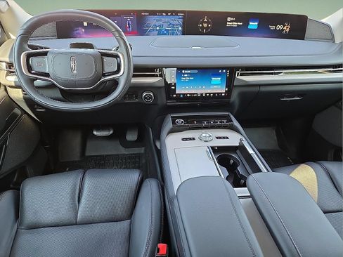 Certified 2025 Lincoln Navigator Reserve AWD/4WD image 10