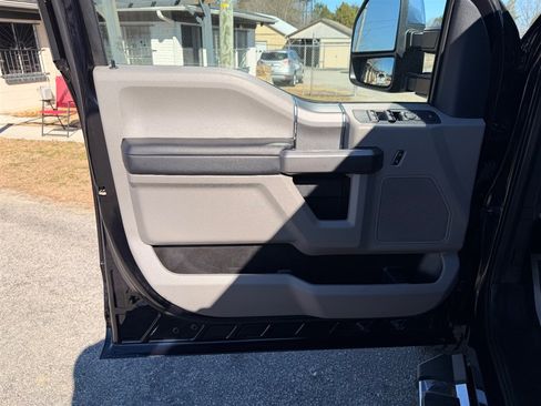 Used 2022 Ford F350 XLT w/ XLT Premium Package image 16