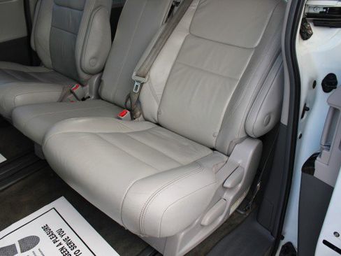 Used 2018 Toyota Sienna XLE NAVI image 23