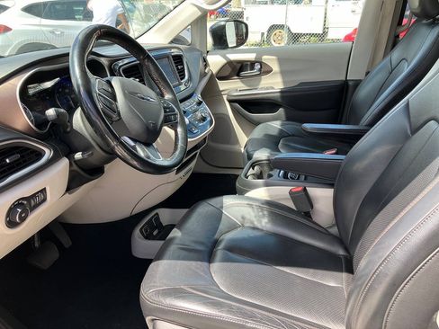 Used 2019 Chrysler Pacifica Touring-L FWD image 10