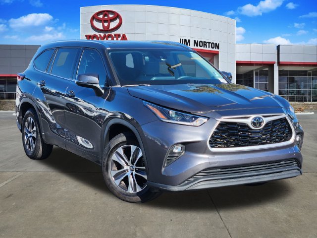 Used 2021 Toyota Highlander XLE FWD image 1