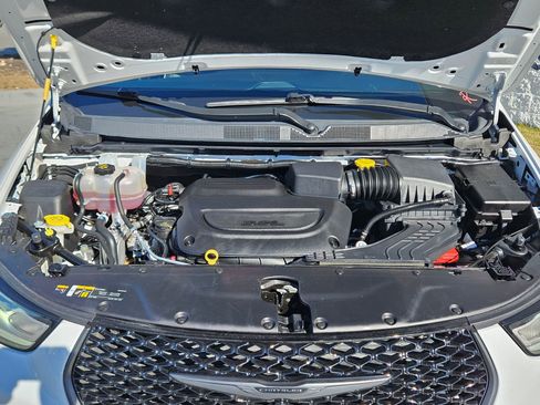 Used 2025 Chrysler Pacifica Limited image 31