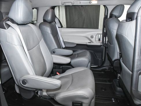 Used 2023 Toyota Sienna Limited image 49