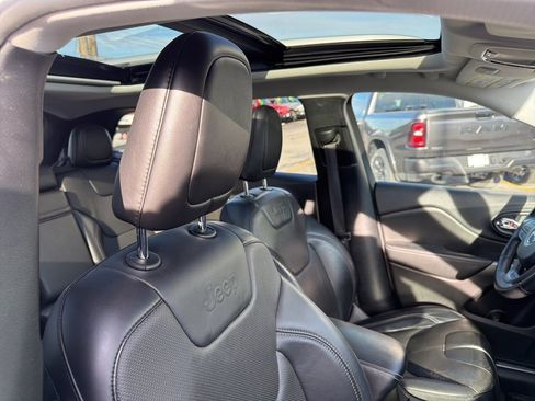 Used 2019 Jeep Cherokee Limited image 24