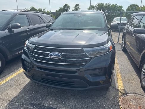 Used 2024 Ford Explorer XLT AWD/4WD image 3