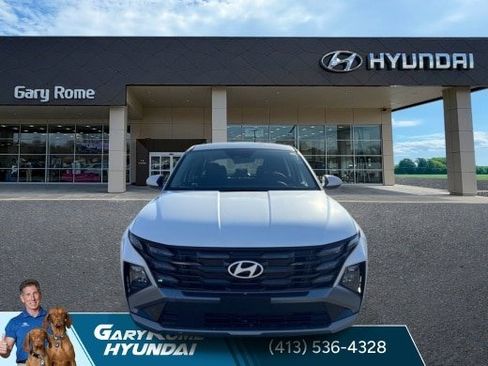 Used 2025 Hyundai Tucson SE AWD/4WD image 3