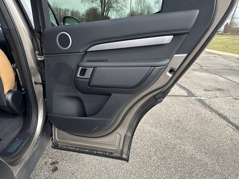 New 2024 Land Rover Discovery Dynamic SE image 17