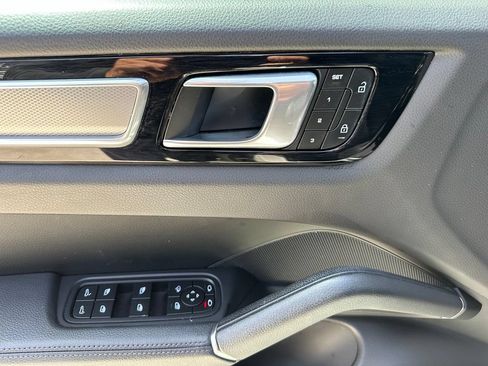 Certified 2023 Porsche Cayenne Platinum Edition AWD/4WD image 17