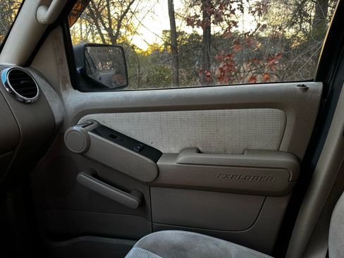 Used 2007 Ford Explorer XLT AWD/4WD image 8