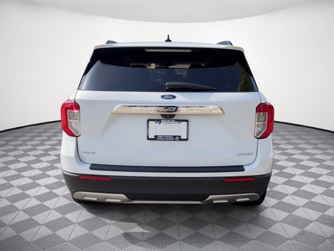 Used 2021 Ford Explorer XLT w/ Equipment Group 202A AWD/4WD image 11