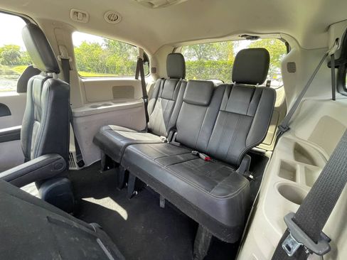 Used 2014 Chrysler Town & Country Touring FWD image 26