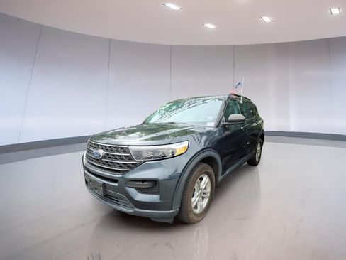 Used 2023 Ford Explorer XLT AWD/4WD image 2