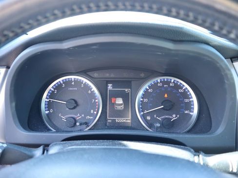 Used 2018 Toyota Highlander Plus w/ Carpet Mat Package (TMS) image 18