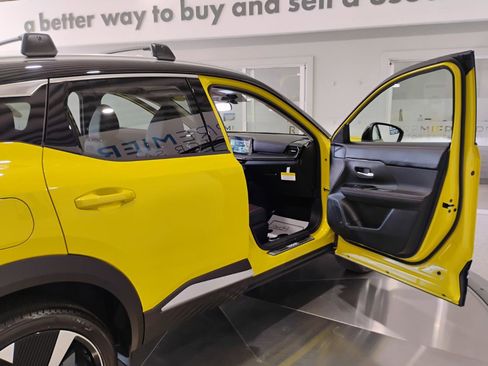 Used 2025 Nissan Kicks SR w/ Illumination Package image 34