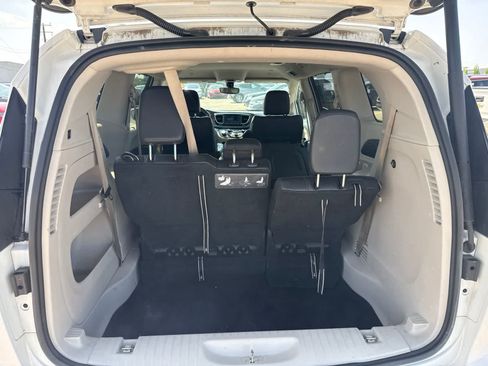 Used 2018 Chrysler Pacifica Touring-L w/ Tire & Wheel Group FWD image 14