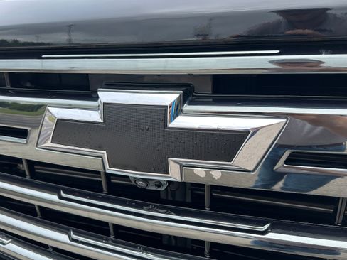 Used 2024 Chevrolet Silverado 2500 High Country w/ High Country Premium Package AWD/4WD image 3