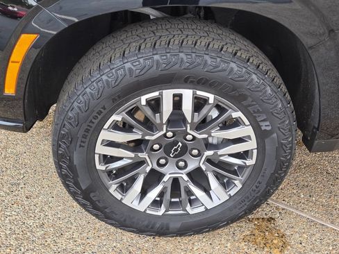Used 2025 Chevrolet Suburban Z71 AWD/4WD image 8
