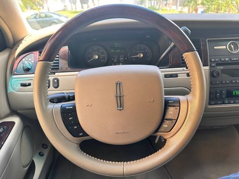 Used 2007 Lincoln Town Car Signature Limited RWD image 15
