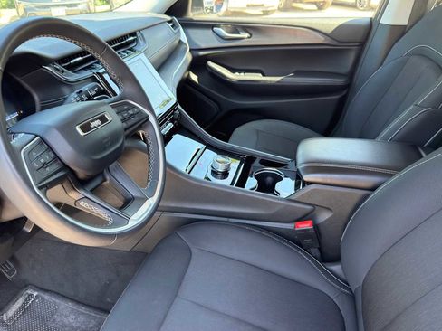 Used 2023 Jeep Grand Cherokee Laredo RWD image 13