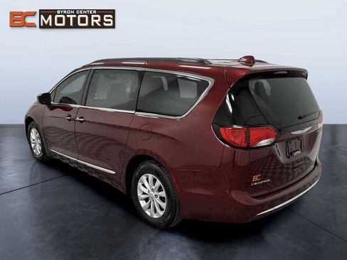 Used 2017 Chrysler Pacifica Touring-L image 4