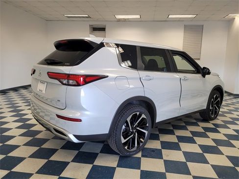 Used 2024 Mitsubishi Outlander SE Black Edition image 12