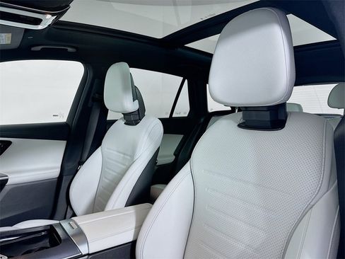 Used 2025 Mercedes-Benz GLC 300 4MATIC image 8