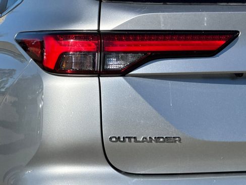 Used 2024 Mitsubishi Outlander SE image 13