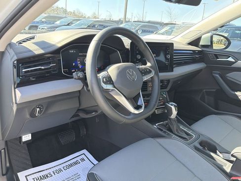 Used 2025 Volkswagen Jetta SE image 10